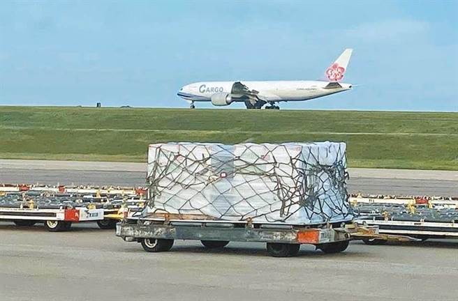 美國宣布捐贈台灣250萬劑莫德納疫苗，已於20日傍晚抵台。圖為 美國贈台疫苗即將啟程的照片。（圖/摘自 蕭美琴臉書）
