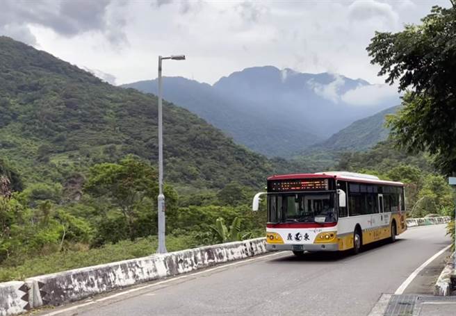 睽违约30年，终于又有公车进入达鲁玛克部落。（台东县政府提供／庄哲权台东传真）