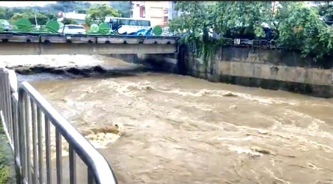 南投县竹山镇20日上午大雨狂下，流经竹山镇的「街仔尾溪」黄水滔滔，水势惊人，幸好直到中午雨势渐小，水也退去，未酿成灾害。（陈姓民眾提供／卢金足南投传真）