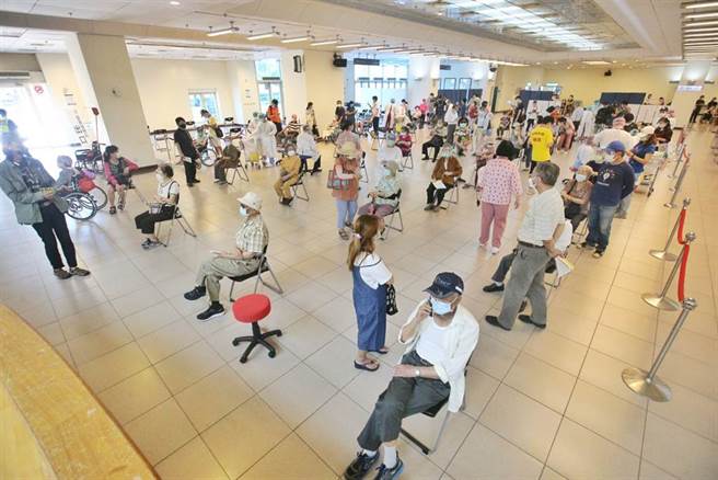 桃園敏盛醫院副院長柯紹華表示，19日一整天疫苗站接種了約570位長輩，受媒體報導疫苗接種者死亡案例頻傳的影響，接種人數只有前一天的6成左右。示意圖非當事人。(資料照/杜宜諳攝)