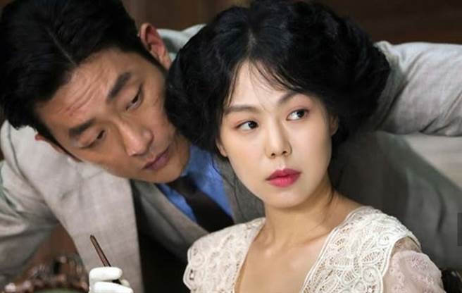 金敏喜在《下女的诱惑》有大尺度演出。左为饰演藤原伯爵的河正宇。（图／《下女的诱惑》剧照）