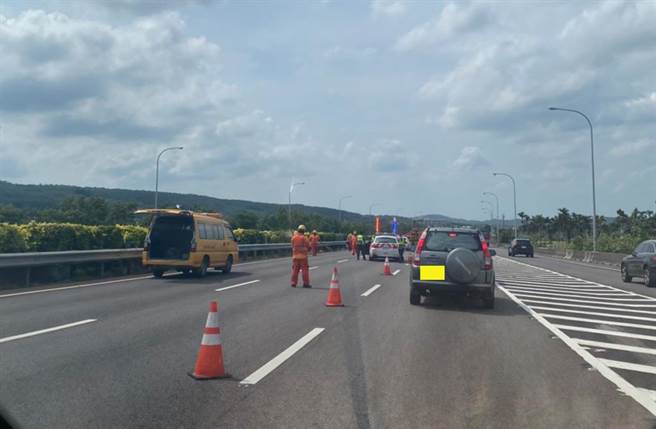 国道1号中山高速公路北上139公里铜锣段，20日下午1时许发生自撞车祸。（照片来源：爆料记者网）