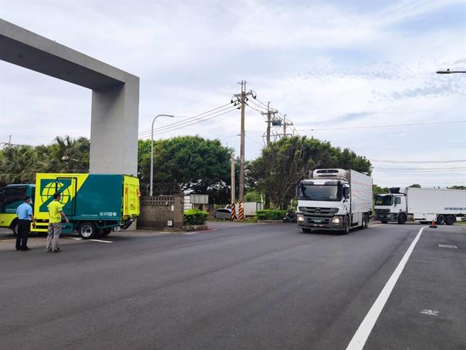 250萬劑莫德納疫苗20日抵台，後續存放由大園警分局協助分2批送往裕利醫藥物流中心冷鏈倉，而首批疫苗以2大車1小車載送，已於20日下午約5時45分平安抵達倉庫。（大園分局提供／蕭靈璽桃園傳真）