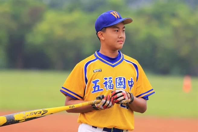 高雄市五福國中棒球隊優秀的一壘手、第四棒打擊手王友詳，堪稱文武雙全。（高市教育局提供／柯宗緯高雄傳真）