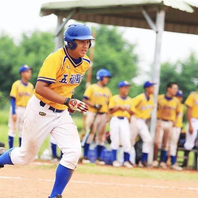 高雄市五福國中棒球隊優秀的一壘手、第四棒打擊手王友詳，堪稱文武雙全。（高市教育局提供／柯宗緯高雄傳真）