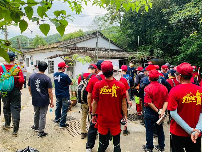 家屬不放棄希望，請求義消及民間團體進入山區持續搜救。（翻攝照片／陳彩玲基隆傳真）