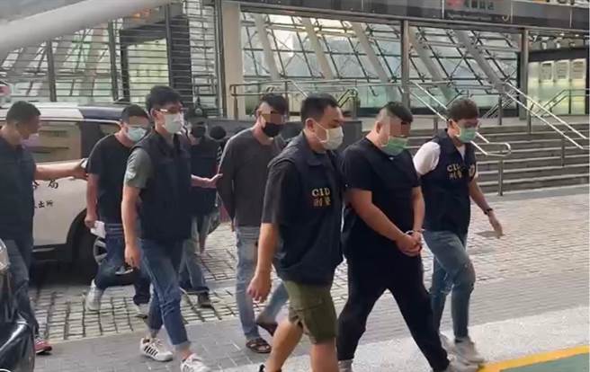 高雄24岁男子不爽前妻与26岁高姓男子暧昧，19日凌晨竟诱骗高男现身将他痛殴一顿。警方从监视器画面的保时捷911跑车「以车追人」，9小时内逮到5名嫌犯。(翻摄照片／刘宥廷高雄传真)