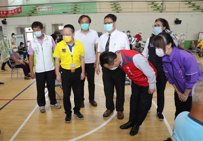 嘉縣長翁章梁視察太保、朴子、義竹接種站。（嘉縣政府提供／張亦惠嘉縣傳真）