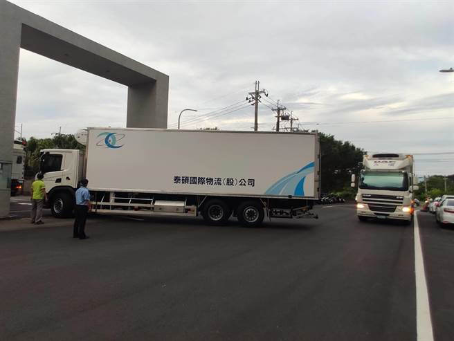 250万剂莫德纳疫苗已于下午6时13分全数送往裕利医药物流中心冷链仓存放完毕，待后续检验封缄作业。（大园分局提供／萧灵玺桃园传真）