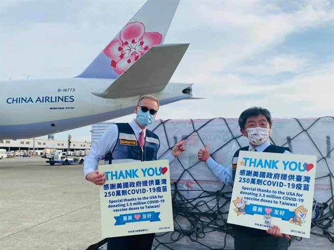 美国捐赠台湾250万剂莫德纳疫苗，由华航CI5169专机载运，于当地时间19日早上8点30分左右自美国田纳西州曼菲斯机场起飞，于20日下午4时30分抵达桃园机场。美国在台协会（AIT）处长郦英杰与疫情指挥中心指挥官陈时中都到场接机。（图/ 美国在台协会 脸书）