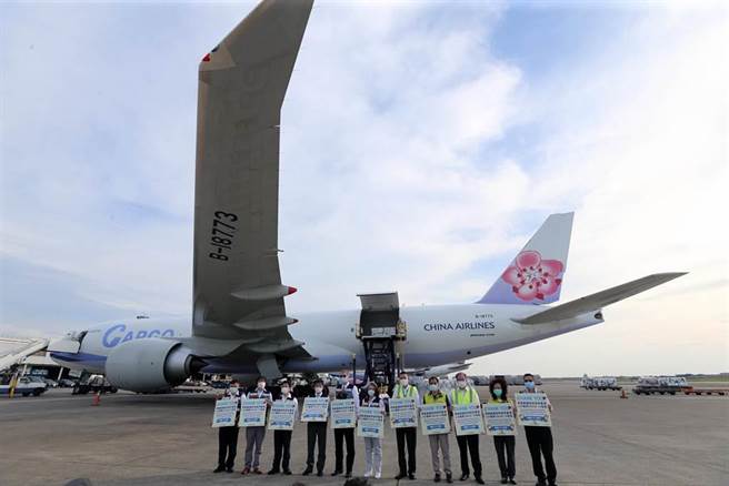 美國捐贈台灣250萬劑莫德納疫苗，由華航CI5169專機載運，於20日下午4時30分抵達桃園機場。美國在台協會（AIT）處長酈英傑與疫情指揮中心指揮官陳時中都到場接機。（陳麒全攝）