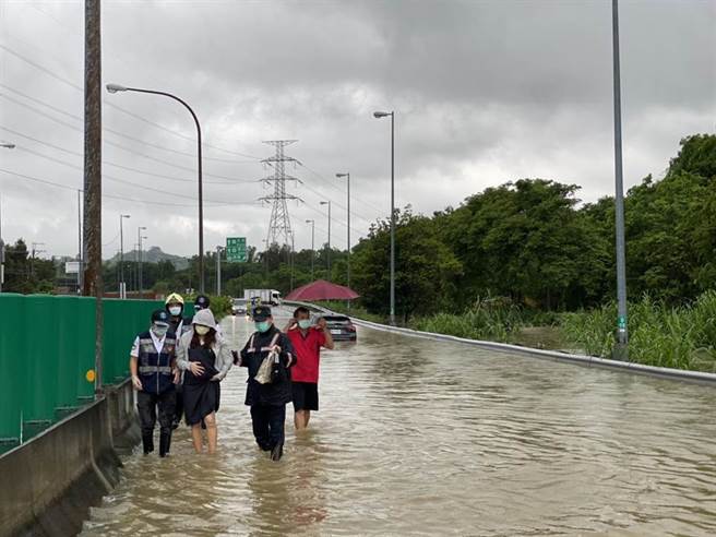 一名29岁的孕妇昨日上午开车行经燕巢交流道匝道口附近路段，因积水过高造成车子抛锚，经紧急求救110，员警迅速赶到将她从受困的车内救出。（民眾提供／林雅惠高雄传真）
