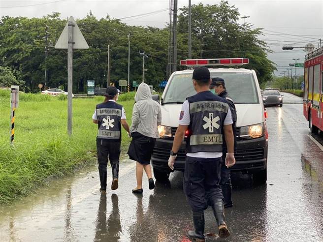 一名29岁的孕妇昨日上午开车行经燕巢交流道匝道口附近路段，因积水过高造成车子抛锚，经紧急求救110，员警迅速赶到将她从受困的车内救出。（民眾提供／林雅惠高雄传真）
