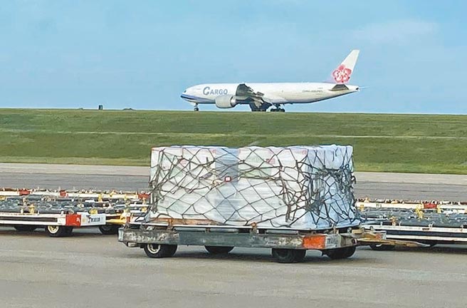 美國宣布捐贈台灣250萬劑莫德納疫苗，駐美代表蕭美琴在臉書指出，疫苗貨機已起飛，預計台北時間20日傍晚抵台。（摘自蕭美琴臉書）