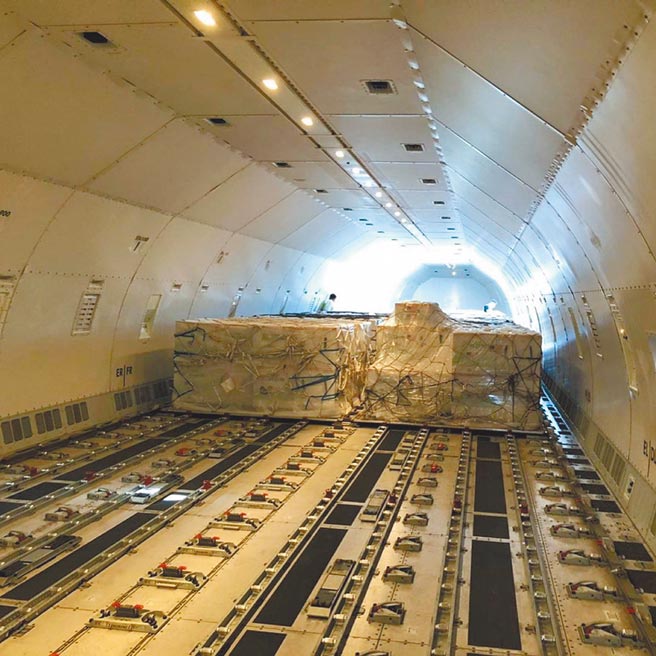 蔡英文總統也在IG登出疫苗上機照片，表示謝謝美國政府及外交同仁。（摘自蔡英文Instagram）