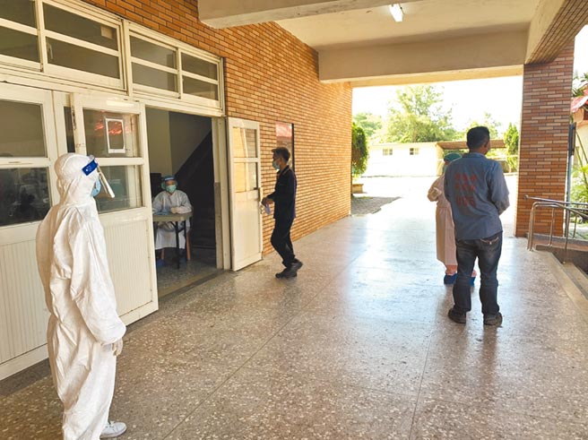 避免疫情破口，雲林縣麥寮鄉六輕工業區外包商與移工，大規模快篩。（本報資料照片）