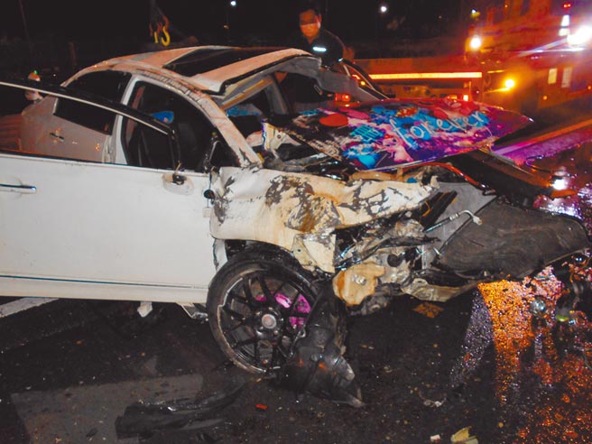國道1號上蕭姓駕駛開著車疑因壓到積水，導致車身「打水漂」操作失控而撞向外側護欄，車頭幾乎全毀。（警方提供／林雅惠高雄傳真）