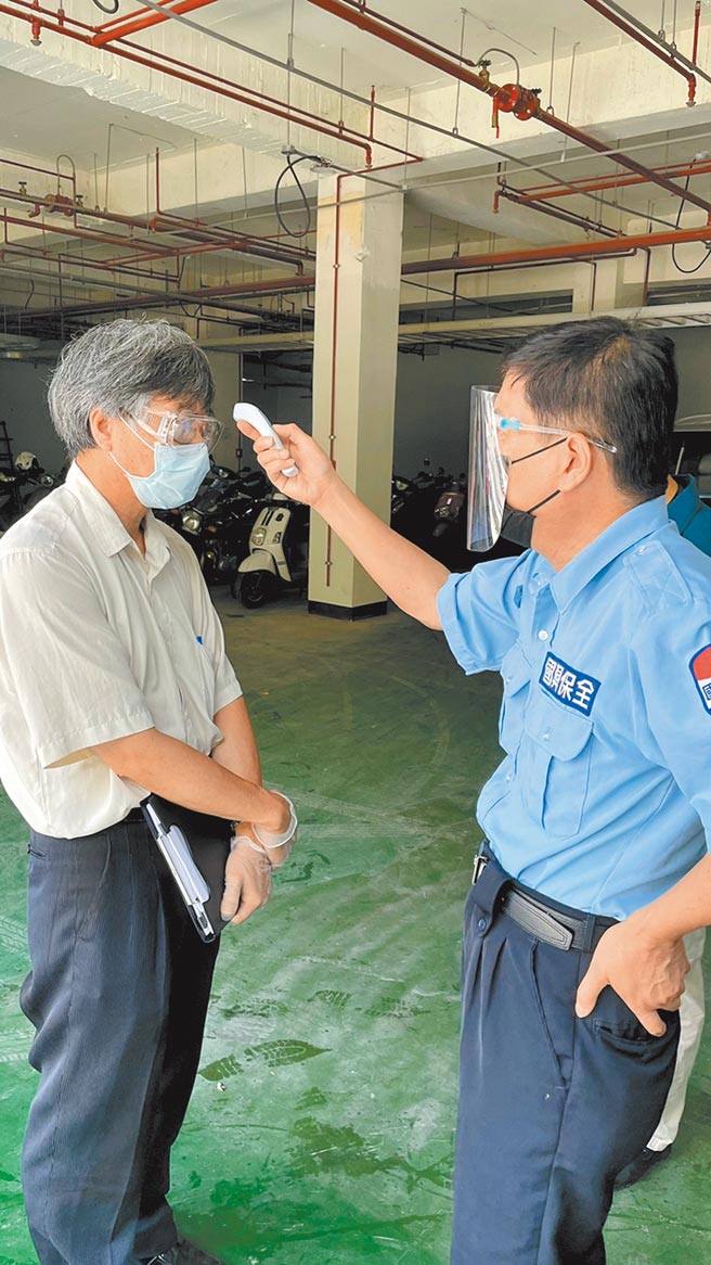 新北市共1073家员工数百人以上企业，经发局近日实地抽查辖内25企业防疫措施。（新北市经发局提供／许哲瑗新北传真）