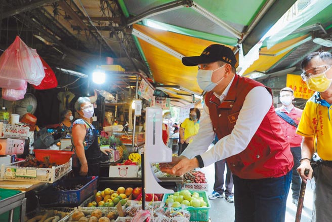 新北市长侯友宜19日前往板桥区大观路龙兴民有市场，视察人潮管制与防疫措施。（新北市新闻局提供／许哲瑗新北传真）