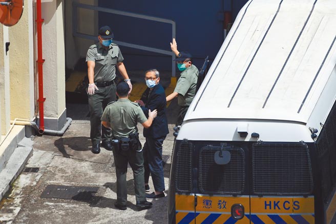 香港壹传媒行政总裁张剑虹（右二），于19日被押至荔枝角收押所。（中新社）