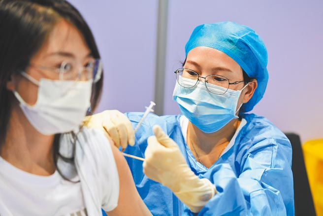 针对广州部分病例在接种大陆国产新冠疫苗后，仍感染新冠肺炎，广东省预防医学会专家谘询委员马文军教授18日发文详解称，这是突破性感染，即突破疫苗的防线。图为5月底，深圳市民免费接种新冠疫苗。（中新社）