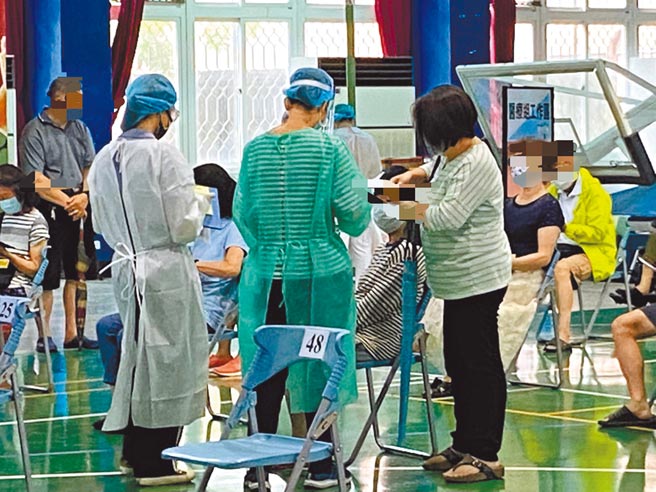 台中市19日再传1例确诊，图为接种施打疫苗情形。（卢金足摄）