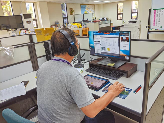 台中市都發局推「遠距審照2.0」，建照申請案件全面電子化免紙本卷宗遞送，確保建照審查業務不中斷並阻斷接觸感染風險。（台中市府提供／盧金足台中傳真）