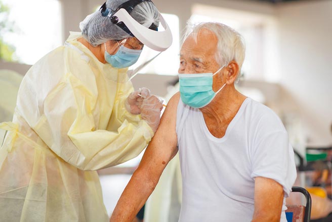 南投縣昨開放第二批AZ疫苗接種，有長者一早到埔里接種站施打疫苗。（南投縣政府提供／林欣儀南投傳真）