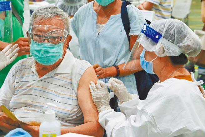 嘉義縣偏鄉長者接種AZ疫苗。（嘉義縣政府提供／廖素慧嘉縣傳真）