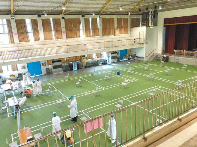 高市美濃國中接種站19日一早長者接種人潮明顯減少，接種者多為醫療相關人員。（高市新聞局提供／袁庭堯高雄報導）