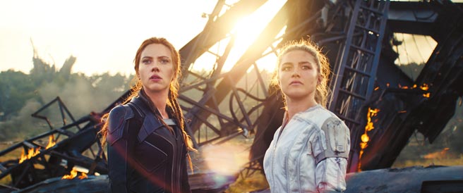 史嘉蕾乔韩森（左）和佛萝伦丝普伊在片中建立姊妹情。（迪士尼影业提供）