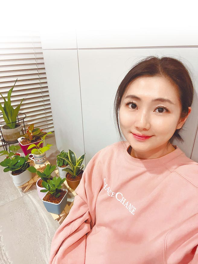 Selina與種植的盆栽合影。（摘自臉書）