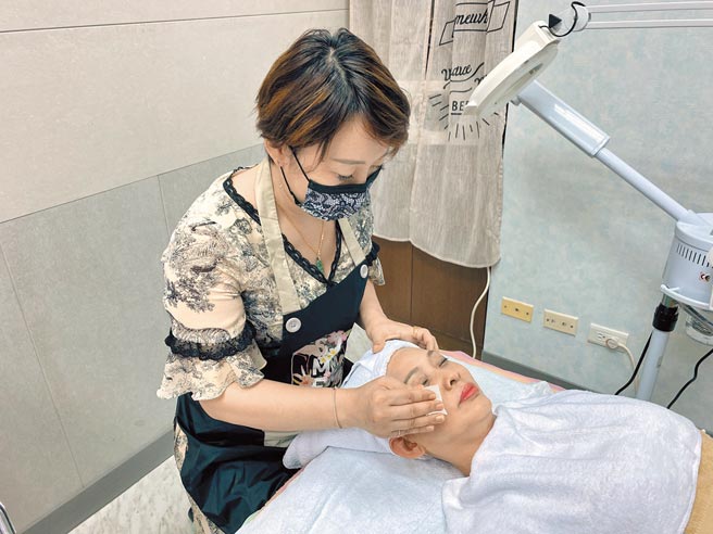 瑞士星资讯董事长陈柔蓁亲自体验公司研发产品。（王胜修摄）