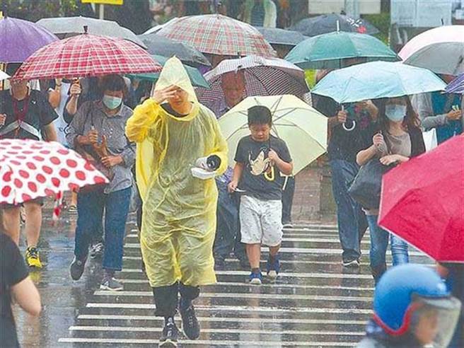 锋面接近及西南风影响，台湾南部地区有阵雨或雷雨。（本报系资料照）