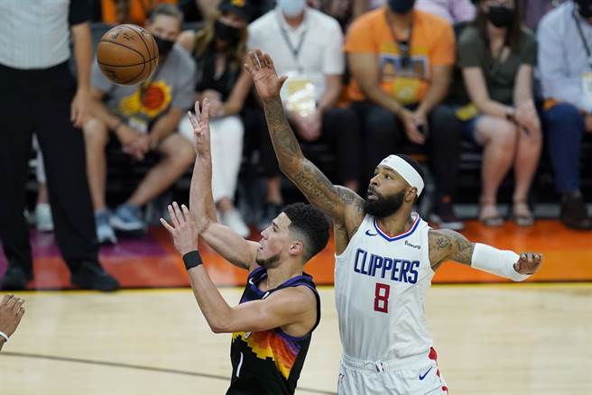 太陽後衛戴文布克甩開快艇前鋒馬可斯莫里斯防守上籃。(美聯社)