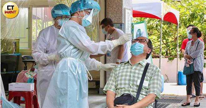 依照正常程序，民眾若快篩若呈陽性，將會收到自主隔離通知，回家等待進一步PCR檢測結果，但如今卻亂了套。（圖／馬景平攝）