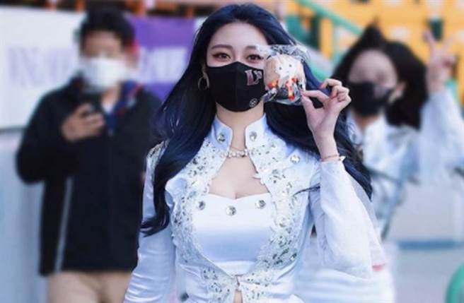 啦啦队正妹戴口罩仍仙气爆表。(图／翻摄自IG)