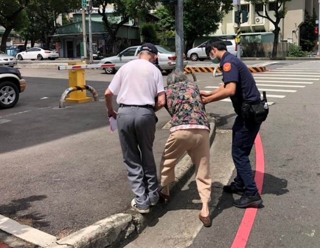 老婦行動不便欲施打疫苗，黎明警攙扶助力，讓民眾覺得「好貼心」。（警方提供／陳世宗台中傳真）