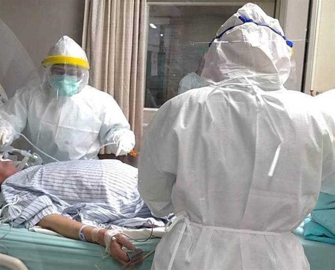 在病患移出中港澄清醫院專責加護病房時，拔管當天總共出動7名人力，3人穿著兔寶寶裝，進去拔管及負責房間的清潔。（澄清醫院提供／馮惠宜台中傳真）