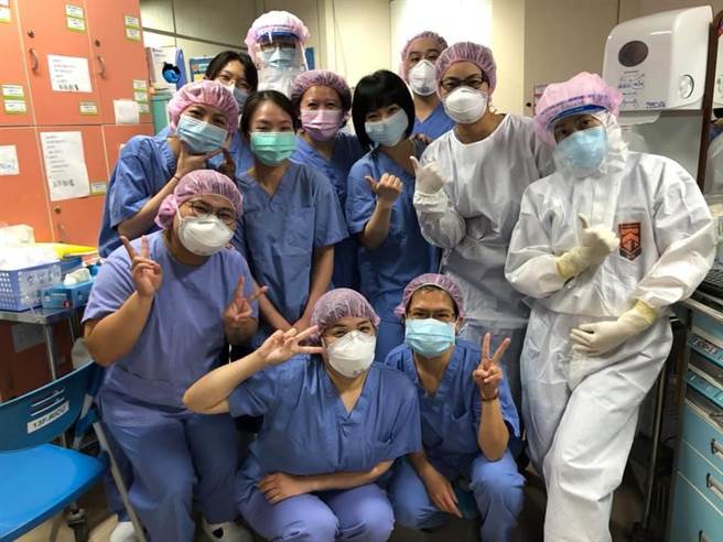 中港澄清醫院接手數位由北部送來的新冠肺嚴重症患者，特別由呼吸照護中心的團隊加上支援的人力，成立新冠肺炎重症團隊，全力執行醫療任務。（澄清醫院提供／馮惠宜台中傳真）