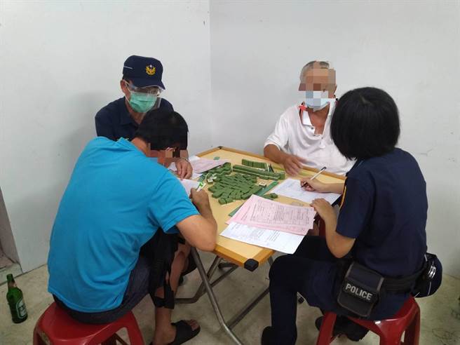 林姓男子與4名友人偷偷在家中相聚，拉下鐵門打起麻將。（高市苓雅警分局提供／袁庭堯高雄傳真）