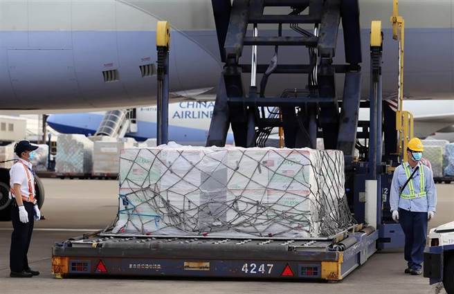 美國捐贈台灣250萬劑莫德納疫苗，由華航CI5169專機載運，於當地時間19日早上8點30分左右自美國田納西州曼菲斯機場起飛，於20日下午4時30分抵達桃園機場。美國在台協會（AIT）處長酈英傑與疫情指揮中心指揮官陳時中都到場接機。（陳麒全攝）
