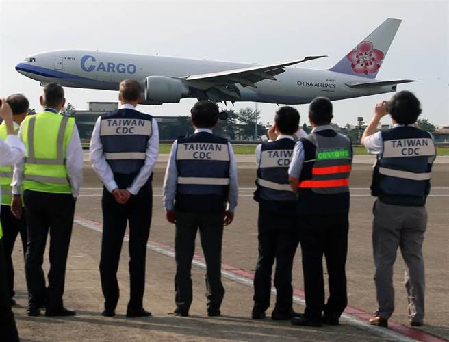 美國捐贈台灣250萬劑莫德納疫苗，由華航CI5169專機載運，於當地時間19日早上8點30分左右自美國田納西州曼菲斯機場起飛，於20日下午4時30分抵達桃園機場。美國在台協會（AIT）處長酈英傑與疫情指揮中心指揮官陳時中都到場接機。（陳麒全攝）

