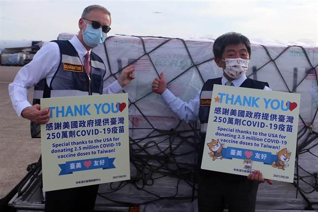 美國捐贈台灣250萬劑莫德納疫苗，由華航CI5169專機載運，於當地時間19日早上8點30分左右自美國田納西州曼菲斯機場起飛，於20日下午4時30分抵達桃園機場。美國在台協會（AIT）處長酈英傑與疫情指揮中心指揮官陳時中都到場接機。（陳麒全攝）

