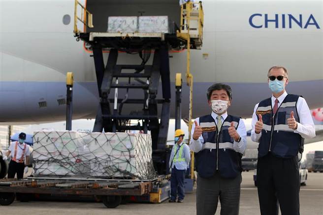 美國捐贈台灣250萬劑莫德納疫苗，由華航CI5169專機載運，於當地時間19日早上8點30分左右自美國田納西州曼菲斯機場起飛，於20日下午4時30分抵達桃園機場。美國在台協會（AIT）處長酈英傑與疫情指揮中心指揮官陳時中都到場接機。（陳麒全攝）
