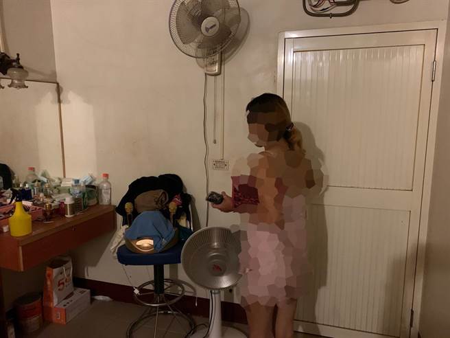 女子穿著薄衫，等著尋歡客上門，卻遇警方查緝。(警方提供)