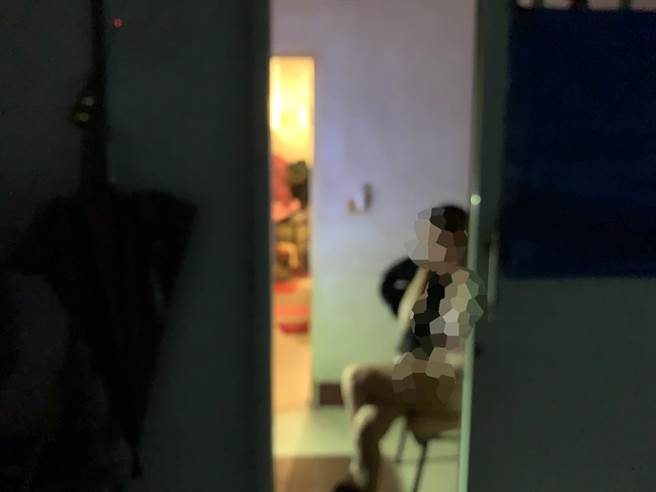 女子穿著薄衫，等著尋歡客上門，卻遇警方查緝。(警方提供)