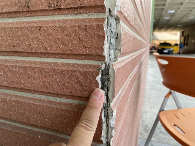 离开前又到车上拿出铝棒，敲打急诊室墙壁，导致磁砖剥离。（翻摄照片／陈彩玲基隆传真）