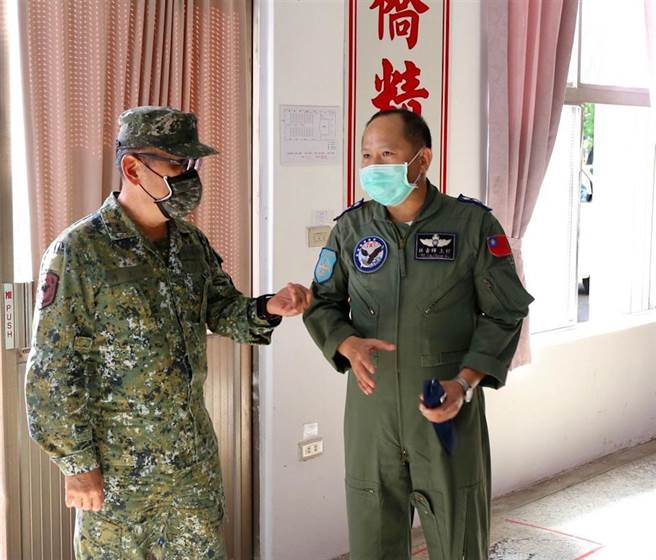 陸軍第4作戰區指揮官傅正誠中將視導轄屬屏東地區空軍部隊防疫。摘自青年日報