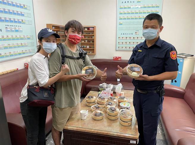 台中南區1家開業不到3個月的燒烤店，送上20份熱騰騰的美味燒烤便當至台中三分局正義派出所，為員警加油打氣。（台中市第三分局提供／馮惠宜台中傳真）